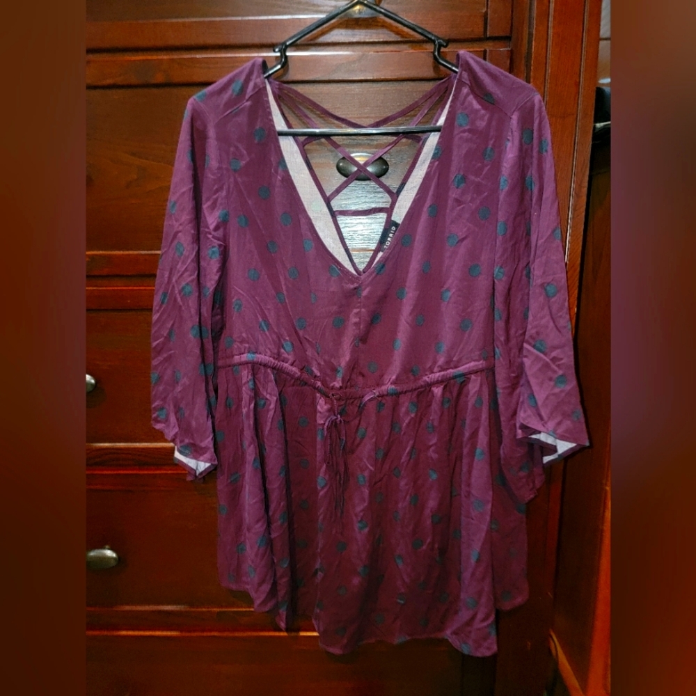Torrid size 1 boysenberry and black pokeadot quarter sleeve Blouse